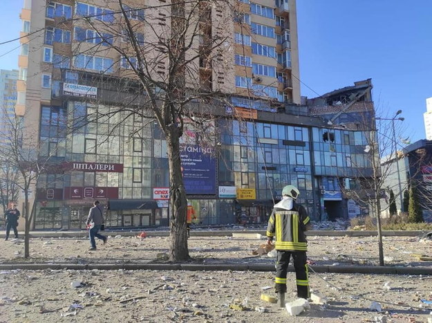 Zniszczenia po ostrzale w Kijowie, 26 lutego 2022 r. /DSNS /PAP