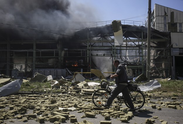 Zniszczenia po ostrzale w mieście Bachmut /STRINGER /PAP/EPA