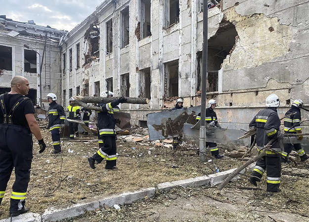 Zniszczenia po ostrzale w Mikołajewie /UKRAINIAN STATE EMERGENCY SERVICE / HANDOUT /PAP/EPA