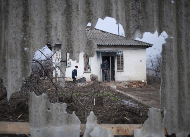 Zniszczenia po ostrzale w okolicach Doniecka /PAP/EPA/IVAN BOBERSYY /PAP/EPA