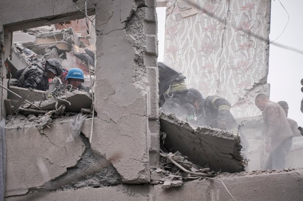 Zniszczenia po piątkowym rosyjskim ataku rakietowym w Słowiańsku /YEVGEN HONCHARENKO /PAP/EPA
