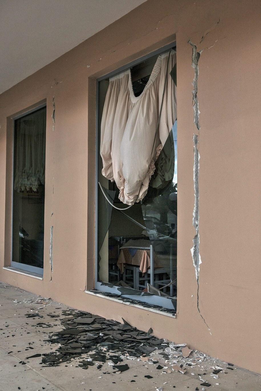 Zniszczenia po poprzednim trzęsieniu /SPYROS PANTELIOS    /PAP/EPA