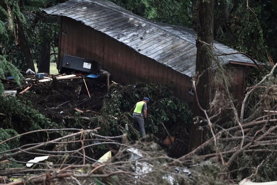 Zniszczenia po powodzi w miejscowości Hunt /Dustin Safranek /PAP/EPA