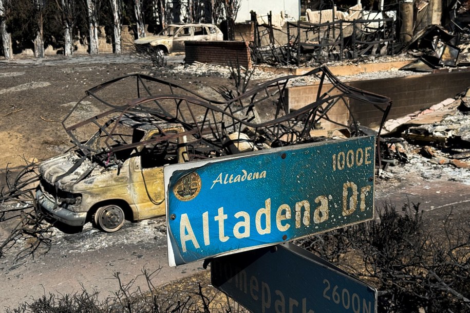 Zniszczenia po pożarach w Los Angeles /PATRICK T. FALLON/AFP /East News