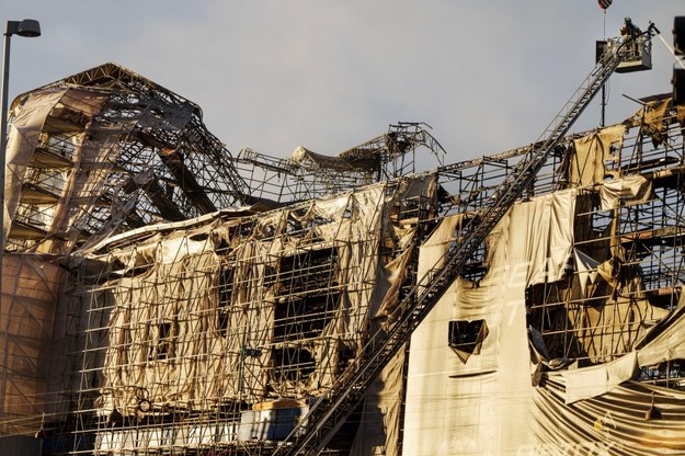 Zniszczenia po pożarze budynku Starej Giełdy Papierów Wartościowych w Kopenhadze /LISELOTTE SABROE    /PAP/EPA