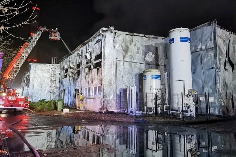 Zniszczenia po pożarze hali zakładu produkującego meble w Turku /Tomasz Wojtasik /PAP
