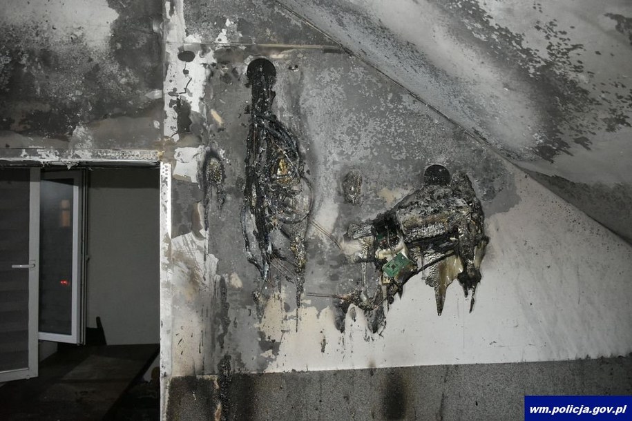Zniszczenia po pożarze wywołanym przez mężczyznę /KWP Olsztyn /