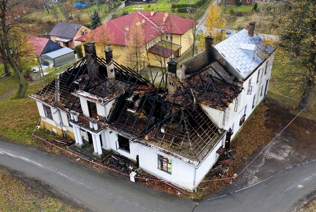 Zniszczenia po pożarze XIX-wiecznego dworu Sulimirskich w Kobylanach /Darek Delmanowicz /PAP