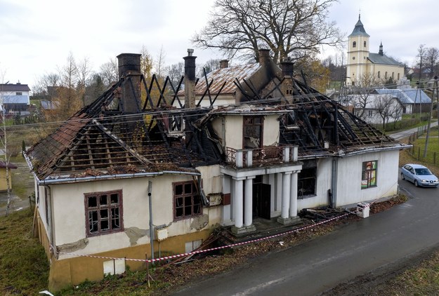 Zniszczenia po pożarze XIX-wiecznego dworu Sulimirskich w Kobylanach k. Krosna /Darek Delmanowicz /PAP