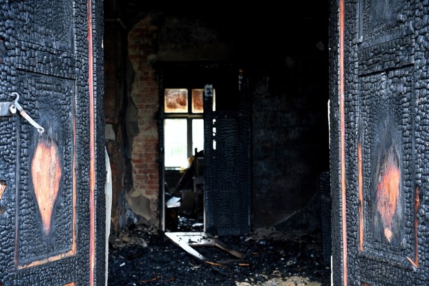 Zniszczenia po pożarze XIX-wiecznego dworu Sulimirskich w Kobylanach k. Krosna /Darek Delmanowicz /PAP