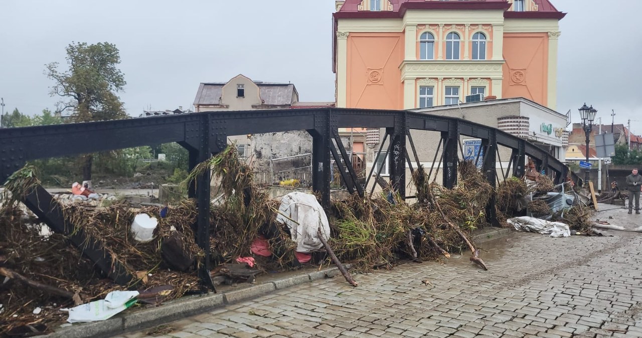 Zniszczenia po przejściu fali powodziowej w Kłodzku 