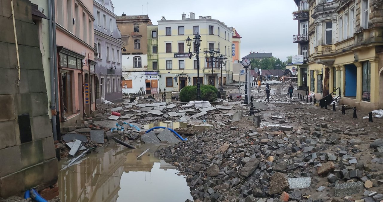 Zniszczenia po przejściu fali powodziowej w Kłodzku 