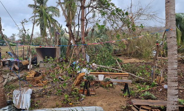 Zniszczenia po przejściu huraganu w miejscowości Mazunte /Daniel Ricardez /PAP/EPA
