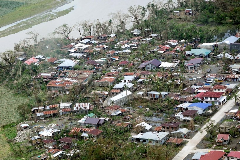 Zniszczenia po przejściu tajfunu Mangkhut nad wyspą Luzon /KARL NORMAN ALONZO  /PAP/EPA