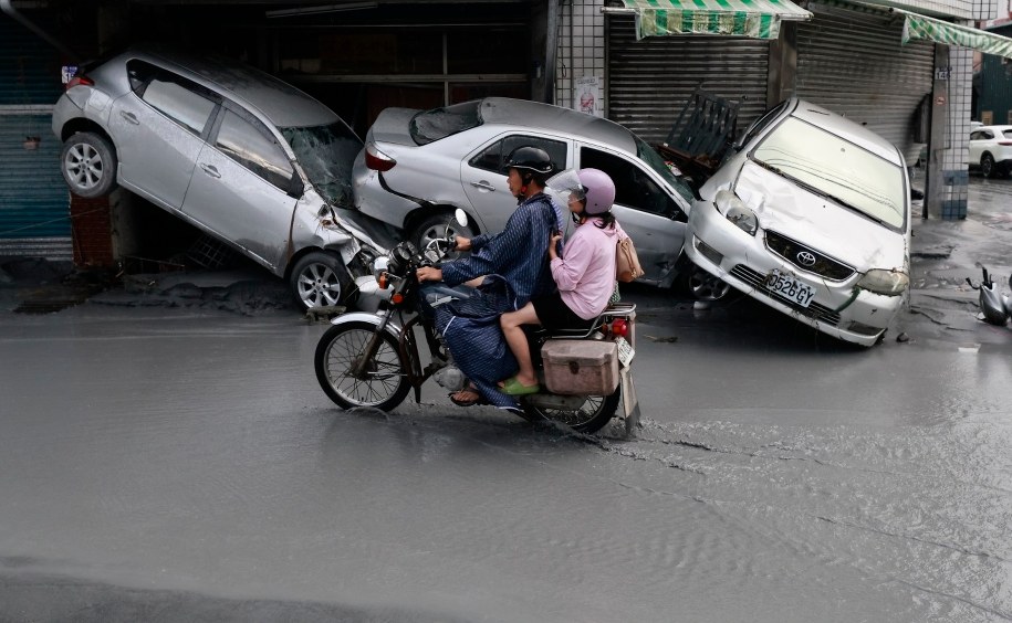 Zniszczenia po przejściu tajfunu na Tajwanie /RITCHIE B. TONGO /PAP/EPA