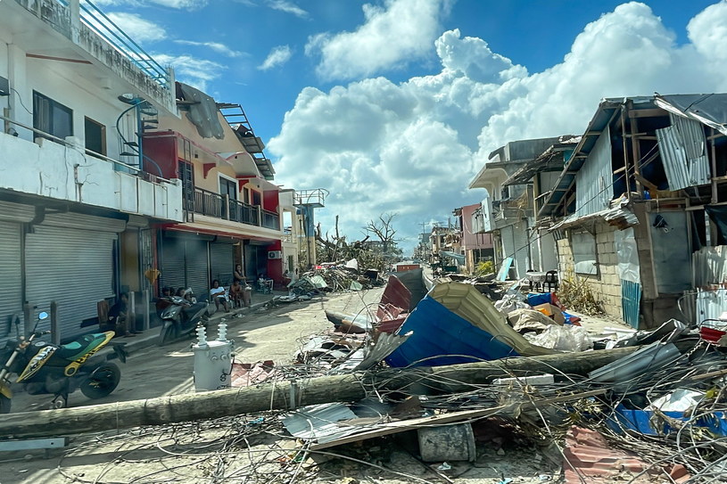 Zniszczenia po przejściu tajfunu Rai na Filipinach /OVP /PAP/EPA