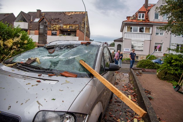 Zniszczenia po przejściu tornada w Paderborn /Lino Mirgeler /PAP/DPA