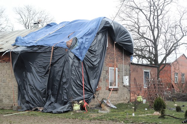 Zniszczenia po przejściu trąby powietrznej w miejscowości Smaszków. /Roman Zawistowski /PAP