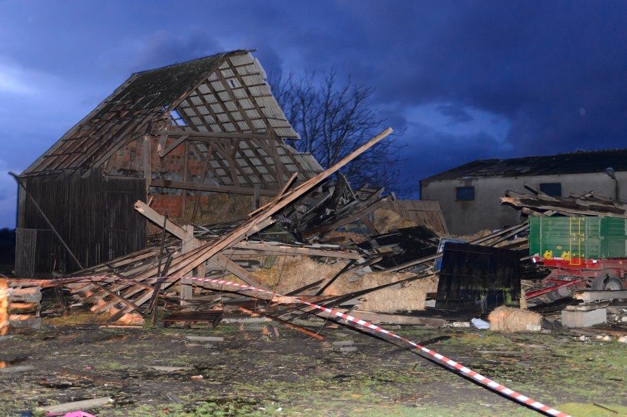 Zniszczenia po przejściu trąby powietrznej w wielkopolskim Olszewie /Jakub Kaczmarczyk /PAP