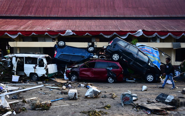 Zniszczenia po przejściu tsunami na wyspie Sulawesi /WILANDER /PAP/EPA
