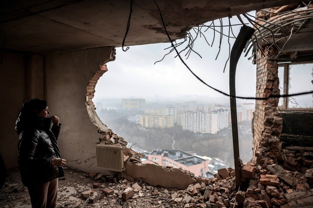 Zniszczenia po rosyjskim ataku dronem na budynek mieszkalny w Kijowie /OLEG PETRASYUK /PAP/EPA