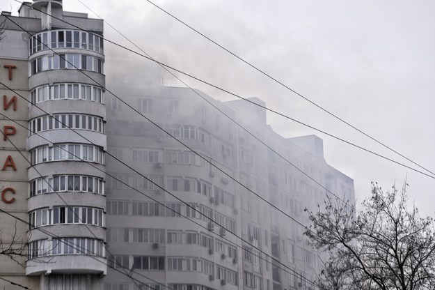 Zniszczenia po rosyjskim ataku rakietami cruise na budynek mieszkalny w Odessie /Alena Solomonova /PAP/EPA