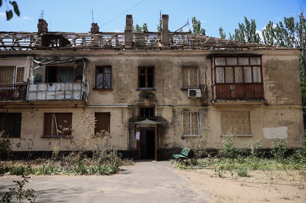 Zniszczenia po rosyjskim ataku rakietowym na jednym z osiedli w Mikołajowie / 	Leszek Szymański    /PAP