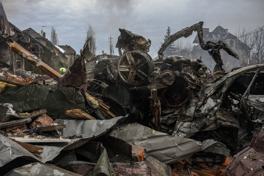 Zniszczenia po rosyjskim ataku rakietowym na mieszkalną dzielnicę Kijowa; Ukraina, 22.02.2026 /Vladyslav Musiienko /PAP