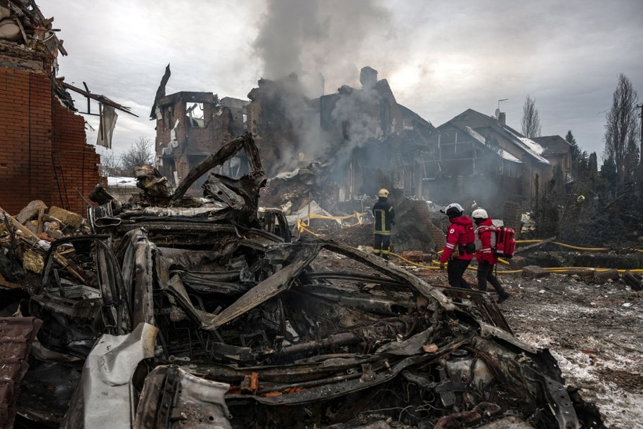 Zniszczenia po rosyjskim ataku rakietowym na mieszkalną dzielnicę Kijowa; Ukraina, 22.02.2026 /Vladyslav Musiienko /PAP