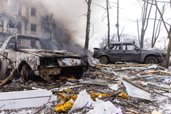 Zniszczenia po rosyjskim ataku rakietowym w Charkowie