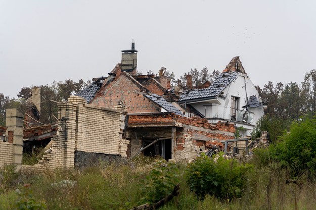 Zniszczenia po rosyjskim ataku rakietowym w okolicy osiedla Pytomnyk w obwodzie charkowskim