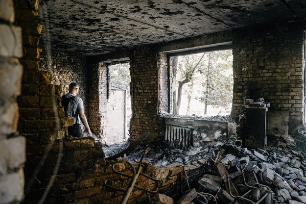 Zniszczenia po rosyjskim ataku w Buczy /Vladyslav Karpovych /PAP/EPA