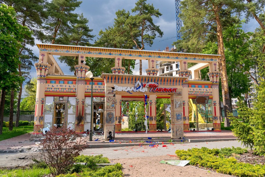 Zniszczenia po rosyjskim ataku w Centralnym Parku Kultury i Wypoczynku w Charkowie /Mykola Kalyeniak /PAP