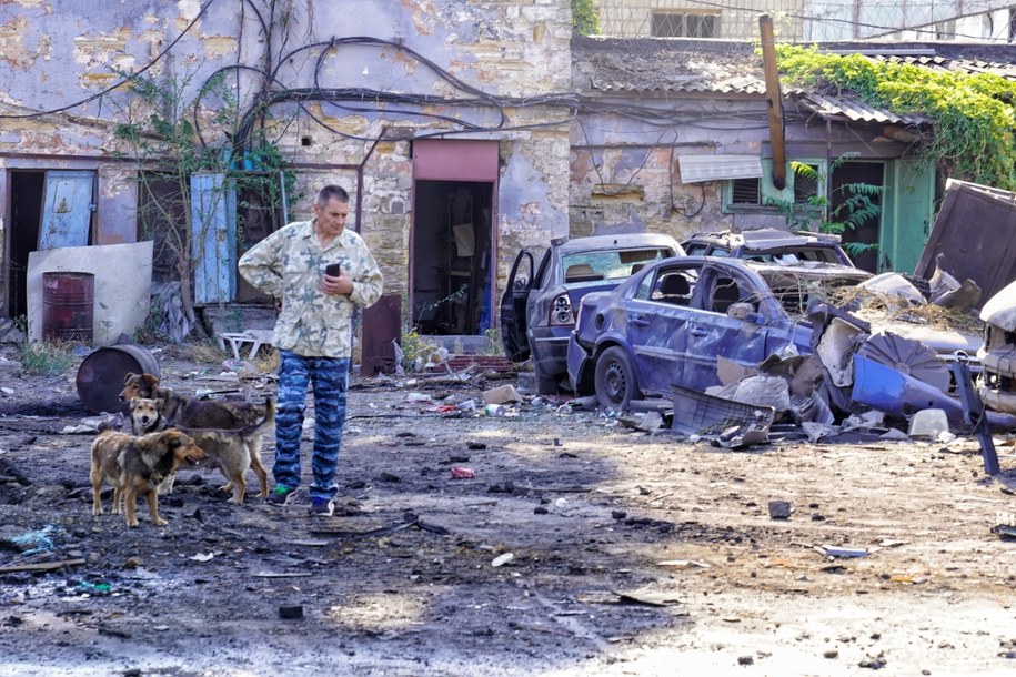 Zniszczenia po rosyjskim ataku w Odessie, 7 lipca 2025 r. Zniszczona została stacja benzynowa, spłonęły dziesiątki samochodów. Uszkodzone zostały również sklepy i budynki mieszkalne. /Alena Solomonova /PAP