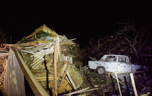 Zniszczenia po rosyjskim ataku we wsi pod Charkowem /SERGEY KOZLOV /PAP/EPA