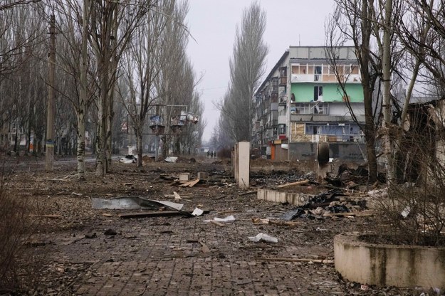 Zniszczenia po rosyjskim nalocie w Bachmucie /Yevhen Titov /PAP
