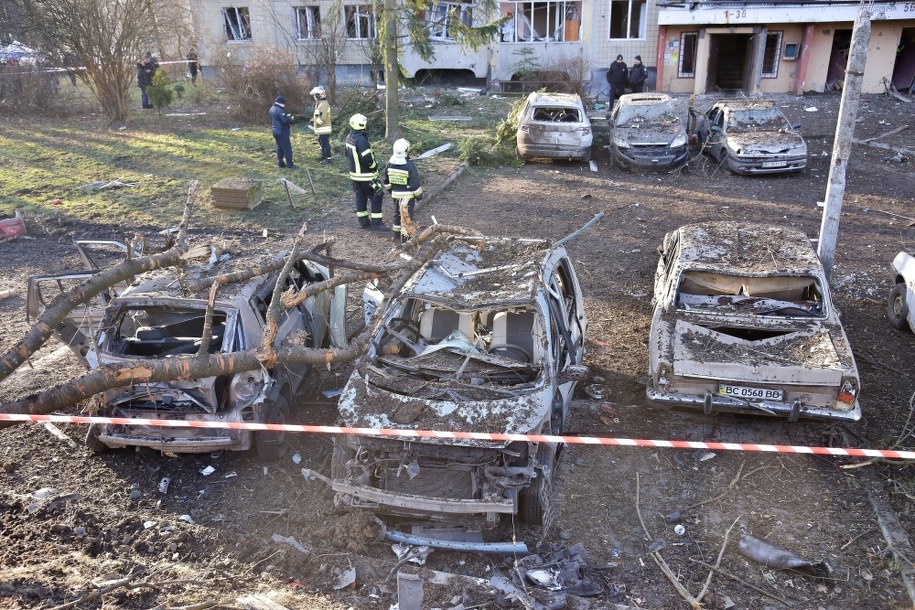 Zniszczenia po rosyjskim ostrzale rakietowym we Lwowie /Vitaliy Hrabar /PAP