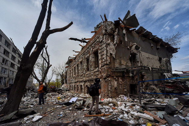 Zniszczenia po rosyjskim ostrzale w Charkowie /Elena Dolzhenko /PAP