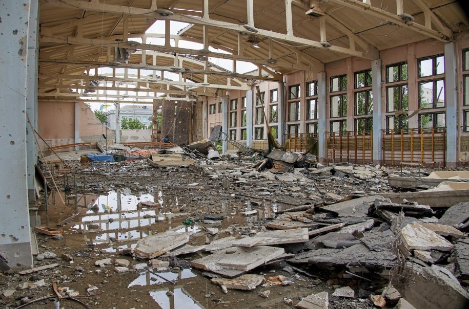 Zniszczenia po rosyjskim ostrzale w Charkowie /SERGEY KOZLOV /PAP/EPA