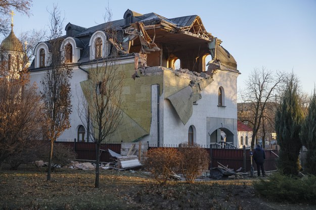 Zniszczenia po rosyjskim ostrzale w Doniecku na wschodzie Ukrainy. /Sergei Ilnitsky /PAP/EPA