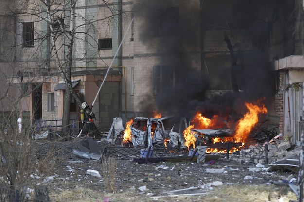 Zniszczenia po rosyjskim ostrzale w Kijowie /ATEF SAFADI  /PAP/EPA