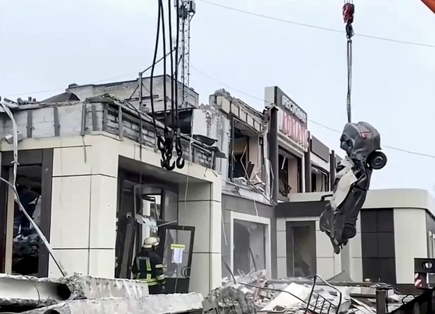 Zniszczenia po rosyjskim ostrzale w Lisiczańsku /RUSSIAN EMERGENCIES MINISTRY HANDOUT HANDOUT /PAP/EPA