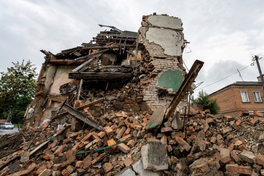 Zniszczenia po rosyjskim ostrzale w miejscowości Czuhujiw w obwodzie charkowskim /Mykola Kalyeniak /PAP