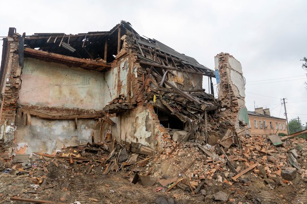 Zniszczenia po rosyjskim ostrzale w miejscowości Czuhujiw w obwodzie charkowskim /Mykola Kalyeniak /PAP