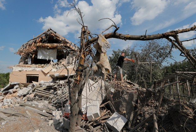Zniszczenia po rosyjskim ostrzale w miejscowości Rułykiw /SERGEY DOLZHENKO /PAP/EPA