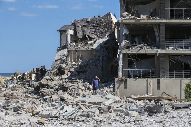 Zniszczenia po rosyjskim ostrzale w okolicach Odessy /PAP/EPA