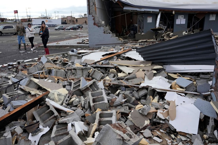 Tornado porwało kołyskę z niemowlęciem. Dziecko znaleziono w konarach powalonego drzewa