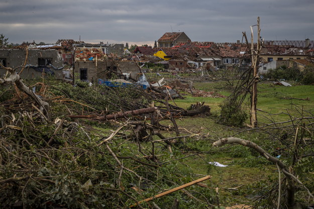 Zniszczenia po tornadzie w Czechach /Martin Divisek /PAP/EPA