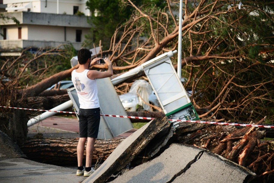Zniszczenia po trąbie powietrznej /BOLZONI /PAP/EPA