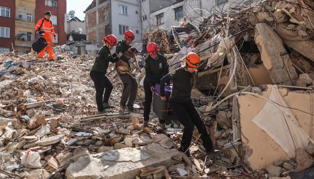 Zniszczenia po trzęsieniach dwa tygodnie temu /ERDEM SAHIN ATTENTION /PAP/EPA